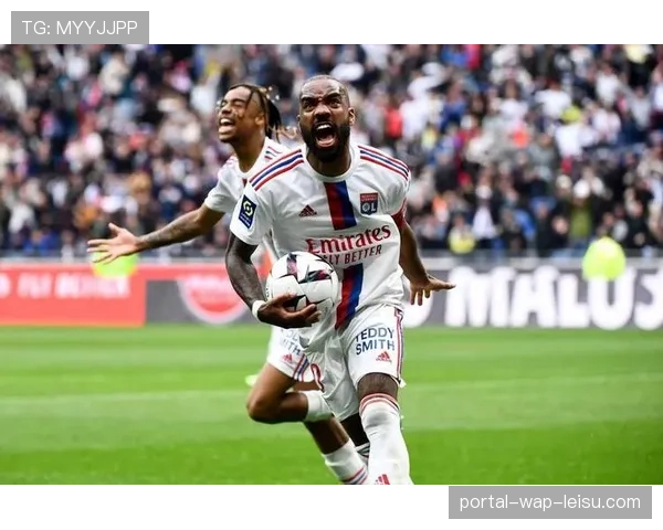 特写：里昂前锋拉卡泽特主罚点球前长达一分钟的专注凝视