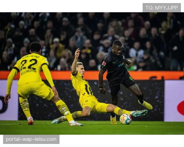 多特蒙德后卫施洛特贝克伤愈归队,或将强化球队三中卫低位体系 多特蒙德后卫施洛特贝克伤愈归队,或将强化球队三中卫低位体系